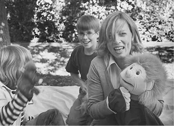 Tina Tiedtke-Demmer mit Handpuppe in Arbeit mit Kindern
