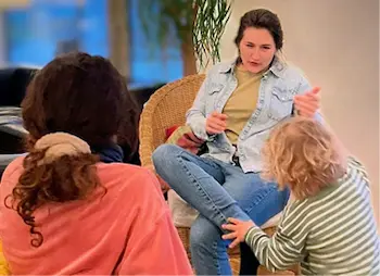tiedke-demmer-engelhardt-mannheim-3 Larissa Grießbaum-Engelhart in einer Sitzung mit Kind in einer Verhaltenstherapie