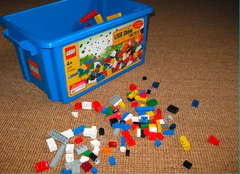 tiedke-demmer-engelhardt-mannheim-5 Legosteine in einer Box und Verteilt auf dem Boden